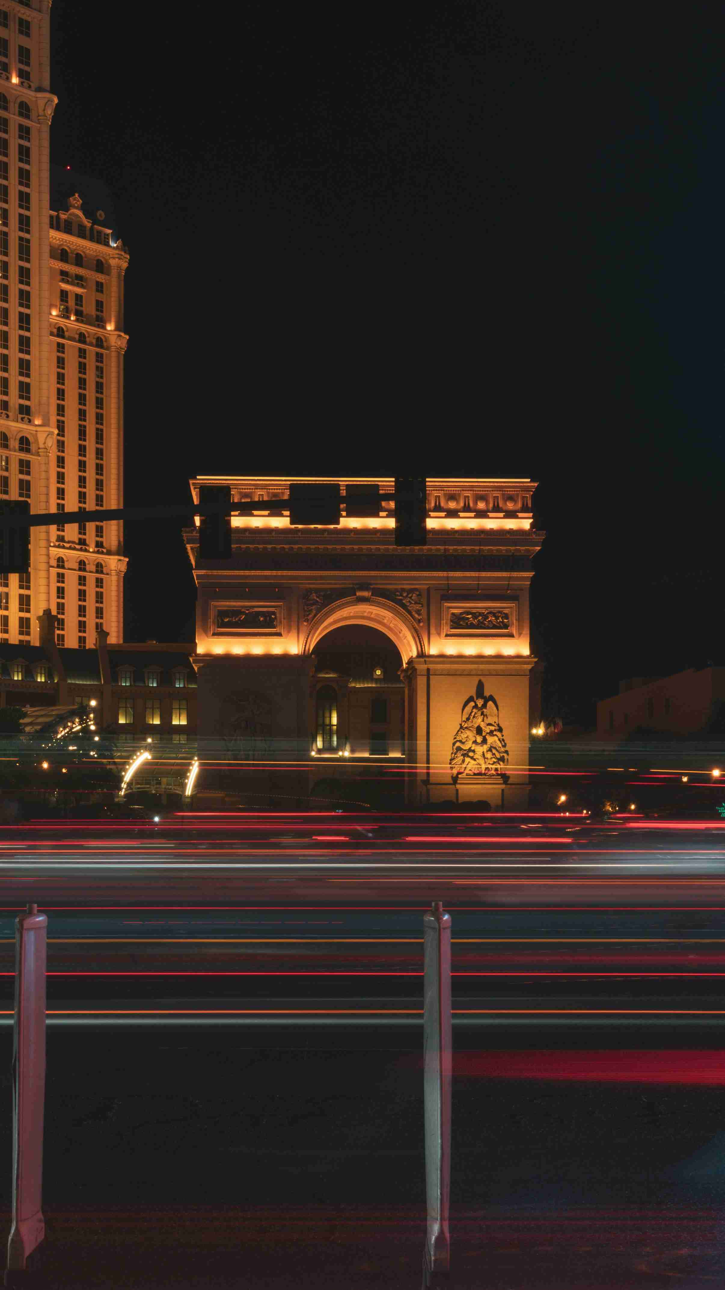 夜间暖光氛围的竖幅场景画面，用作多端场景分类卡配图